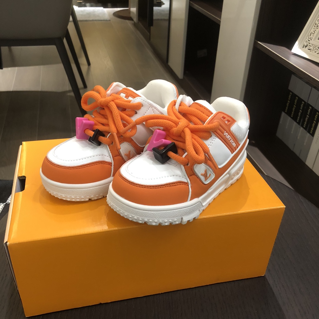 Children's shoes child